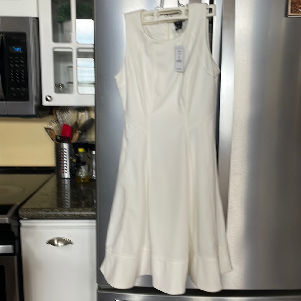 White/black sleeveless dress in white